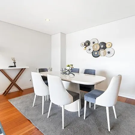 Апартаменты Porto Luxury Riverside Retreat With Douro Views & Garage *